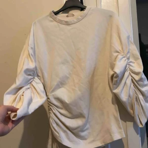  - Super snygg tröja från Zara ! Väldigt populär 🌸💞