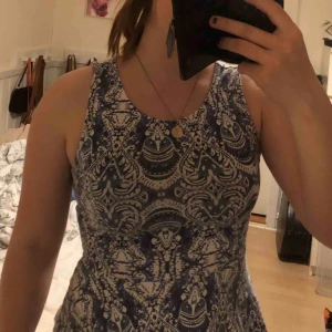 Blå mönstrad topp - Blå mönstrad topp med hål i ryggen. Super snygg passform. Passar XS-S. I fint skick!💛💛 frakten kostar 44 kronor 