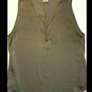  - Grönt linne från ginatricot, super fin💕 Köparen står för frakt