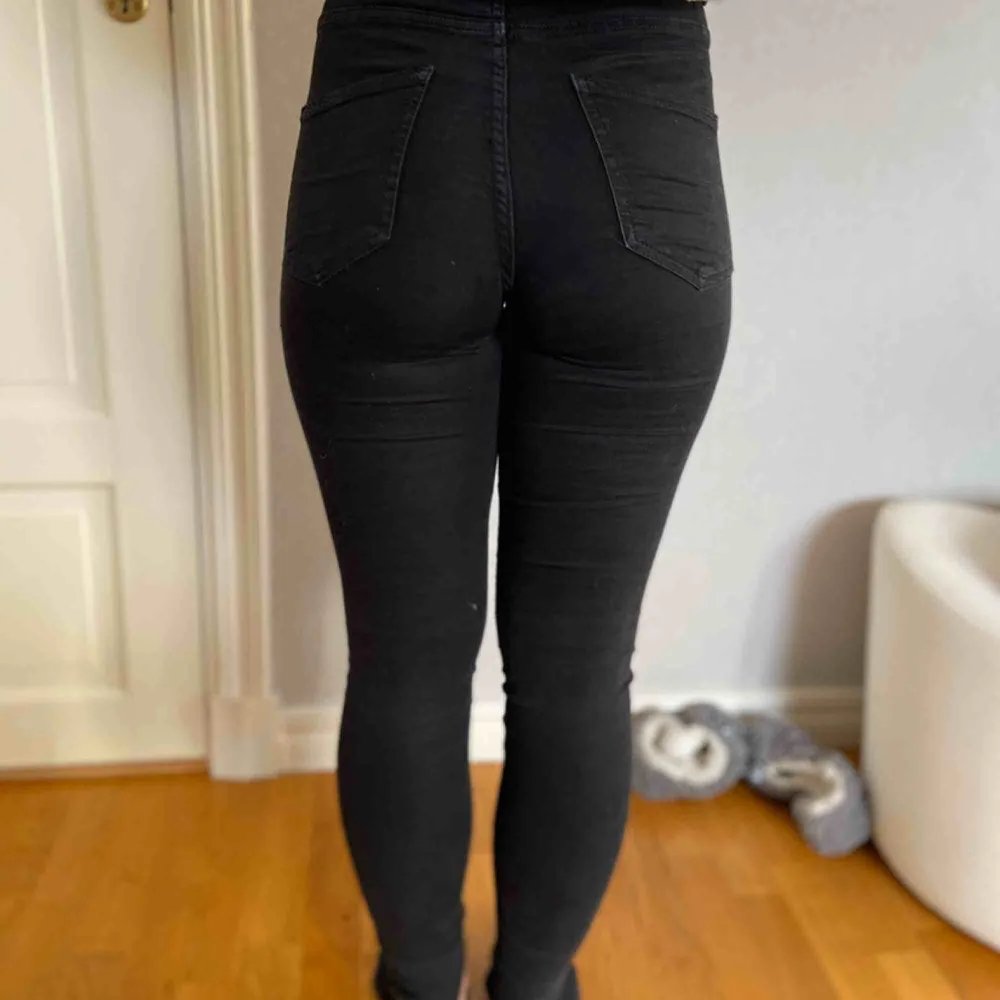 +frakt Jätte sköna och stretchiga byxor från Gina tricot. Är deras svarta Molly jeans. Säljer pga att jag har ett par likadana. Älskar dessa. Jeans & Byxor.