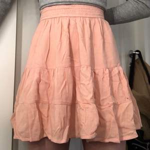 En gullig rosa kjol från hollister. Fint skick! Storlek xs. Betalas via swish och priset är inklusive frakt!😊