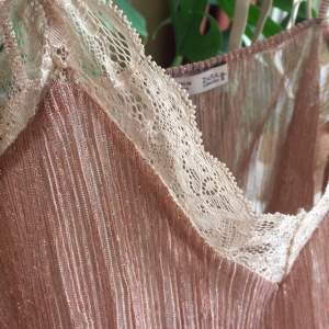 ✨Glittery pink singlet with lace trim ✨ +30kr frakt