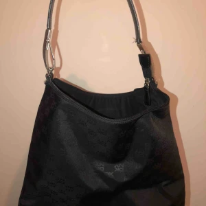  - Jätte fin DKNY väska💕 Säljer då den tyvärr inte kommit till användning 