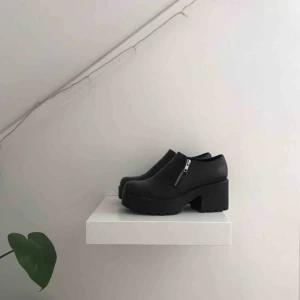  - Skor från Vagabond! Lite slitningar på tån men annars i väldigt bra skick. Nypris: 799kr  (Frakt inte inkluderat i priset) 