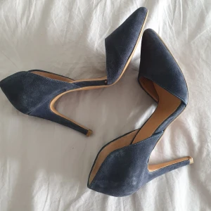 Skor - Fina mörkblåa "sammet" klackar i storlek 37. Klacken är ca 7 cm. Säljs pga kommer inte till användning. Använda 1 gång. 👠❤