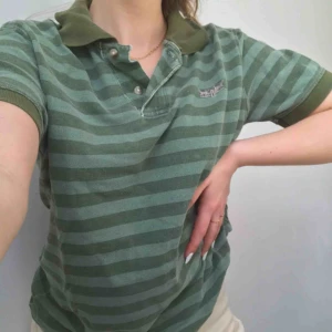  - Supersnygg tröja från Levi’s i grönt. Storlek står inte men skulle säga att den är en s-m beroende på hur man vill ha den. Jag har S och såhär sitter den på mig! Möts på söder annars står köpare för frakten!🍃🦋