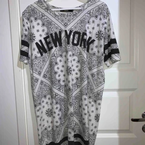  - Cool t-shirt klänning☺️ Kan mötas upp i Gbg eller lämna i brevlåda, annars tillkommer frakt 🌷