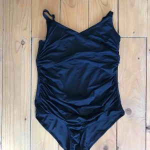 Svart slim baddräkt - Svart baddräkt i slim modell