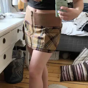 Cool lite tjockare kjol från h&m, lite kortare modell och riktigt skön💕 Det finns två fickor framtill och även en dragkedja som går hela vägen uppifrån och ner