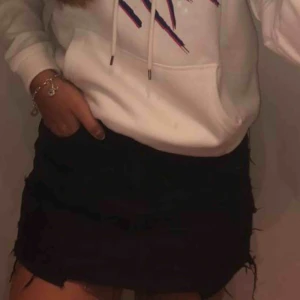  - Skitsnygg jeanskjol med slitningar från Hollister, säljer då den tyvärr har blivit för liten💕