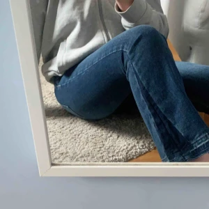  - Skit snygga mörka kickflair jeans😍😍 Säljer då de tyvärr inte kommit till användning så de är i väldigt bra skick. Pris kan diskuteras