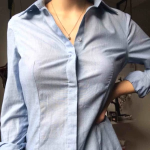  - Superfin ljusblå skjorta i nyskick! Strl S 😊
