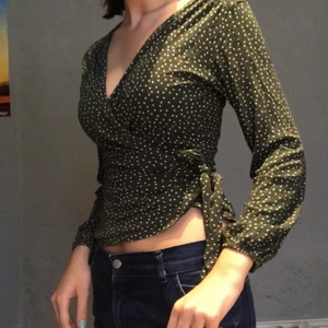 Indiska storlek S - Grön knyttröja från indiska med vita prickar. Kan mötas upp eller frakta då köparen står för kostnaden. Skriv privat om ni är intresserade eller har frågor!!