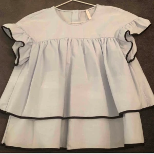 Topp/blus - Super gullig topp/blus från zara som jag köpte här från plick. Väljer att sälja vidare den då den inte va min stil. Bilderna är från förra ägaren ❤️