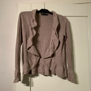 Söt volang kofta - Säljer en söt volang kofta ifrån zara i storlek S! Jätte fin under inför kommande sommarkvällar! Passar till allt ifrån ett par snygga jeans till en klänning! Köparen står för frakten 