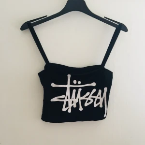 Svart topp i stolek S-L - Köparen står för frakt 