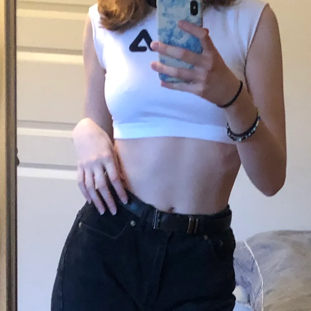 Fila crop top. Köpt på urban outfitters! Aldrig använd, möts i sthlm eller fraktar för 50💕 passar xs/s beroende på hur man vill att den sitter💗 skriv vid frågor/för fler bilder. Toppar.