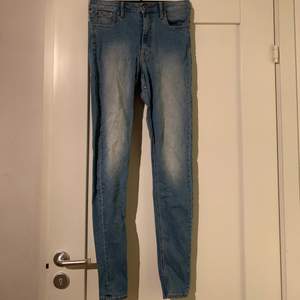 Säljer ett par snygga tajta ljusblå jeans ifrån märket crocker! Storlek 29/30. Supersköna och passar till det mesta! Superbra skick! Bättre bilder kan fixas! Köparen står för frakten nypris. 