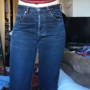 Fina levis jeans, klassiska 501or. En ”ögla” är trasig men det funkar fortfarande att ha skärp och annars är dom i bra skick! Skulle säga att dom är snygga för en S-M. 