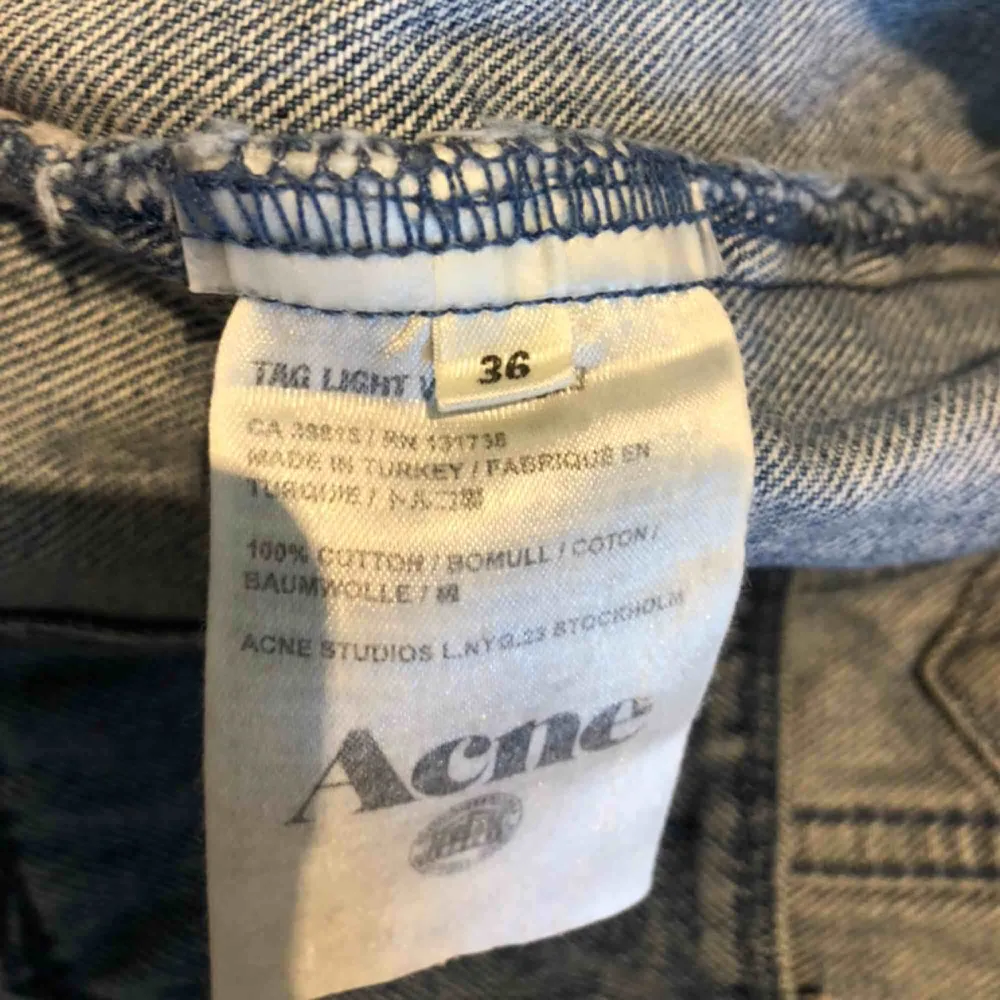 Sparsamt använd jeansjacka från Acne i gott skick! Perfekt för vår och sommar 🌞  Finns i Skanstull men kan också postas mot frakt.. Jackor.