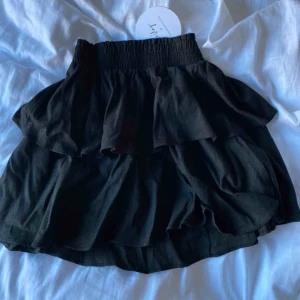  - Kjol från Selfie Leslie, köpt förra sommaren. Säljer pga att de blivit för liten! Köparen står för frakt!