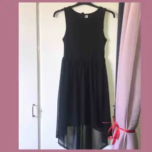 Fin och svart klänning i chiffong med släp som följer klänning fint se bild 3 