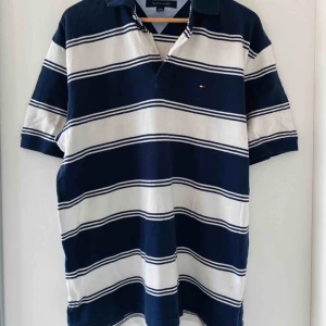 Tommy Pike - En oversized vit/blå randig vintage/retro topp från  Tommy Hilfiger! Knappt använt, jätte fint skick :) Kan så klart skicka fler bilder, och frakt tillkommer! 