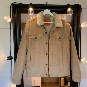  - Jätte snygg levi’s manchester jacka i beige färg, använd ett fåtal gånger, nypris runt 1000 men kommer tyvärr inte till användning. Storlek M men skulle även passa S