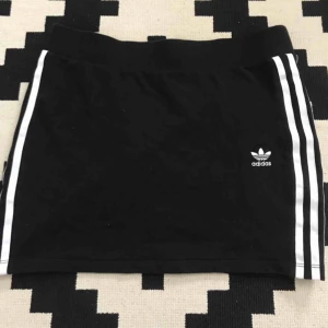  - Adidas mjukiskjol, ej använd mycket.    Säljer den för 100 kronor plus frakt 🌞