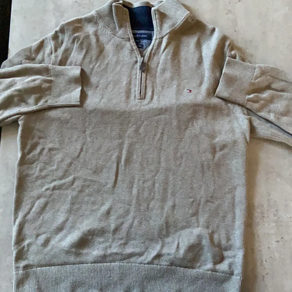 Det är en tomy hilfiger pullover sweater. Den är i storlek xxl men är mindre på. Den är nästan oanvänd, inga hål eller märken. Skick:10/10. Tröjor & Koftor.