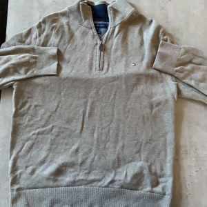 Säljer min pappas gamla tomy hilfiger. - Det är en tomy hilfiger pullover sweater. Den är i storlek xxl men är mindre på. Den är nästan oanvänd, inga hål eller märken. Skick:10/10