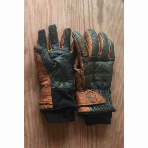  - Handskar i skinn från Hestra.  Mycket fint skick.  Ev frakt betalas av köparen 