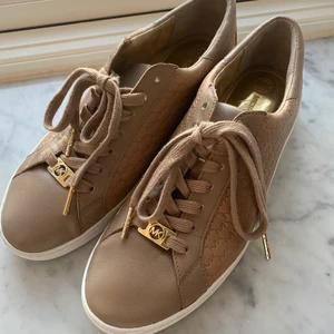 Michael Kors sneakers, St 39 - Jättefina beige/bruna Michael Kors sneakers, använda ett fåtal gånger. Dem är i väldigt bra skick.