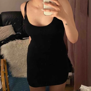  - Sexig svart klänning från fashion Nova med låg rygg. Passar alla tillfällen. Aldrig använd och är i nyskick. Möts upp i Stockholm eller så får du betala frakten ❣️ 