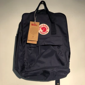 Ny Fjällräven Kånken  - Helt ny, oanvänd, Fjällräven Kånken ryggsäck 16l i marinblå. Nypris 999 kr. 