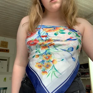 Scarf med blommigt mönster! - Mått: 70x70cm. Frakt tillkommer på 11kr. 