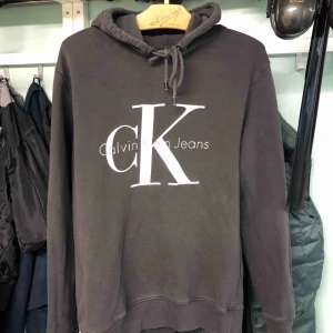  - Jag säljer min ck tröja som aldrig kommit till användning riktigt, nypris runt 800 den är äkta.