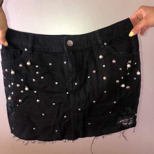 Cool svart jeans kjol med pärlor och detaljer, köpt från hm, bara använd en gång! Storlek 36, nypris ca 250kr