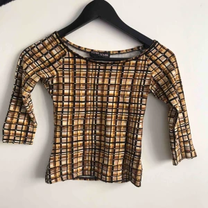  - Skitsnygg tight tröja i dom läckraste färgerna. Köpte utan provrum (pga corona) häromdan men den var för liten på mig 😭🐝 