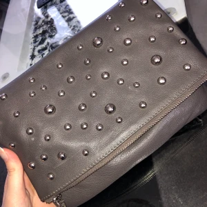 Väska - En fin axelväska, i bra skick, säljer för 200kr 