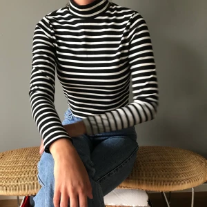 Randig polotröja  - En superfin polotröja från Cubus , använd ett fåtal gånger i storlek S! Frakt tillkommer <3