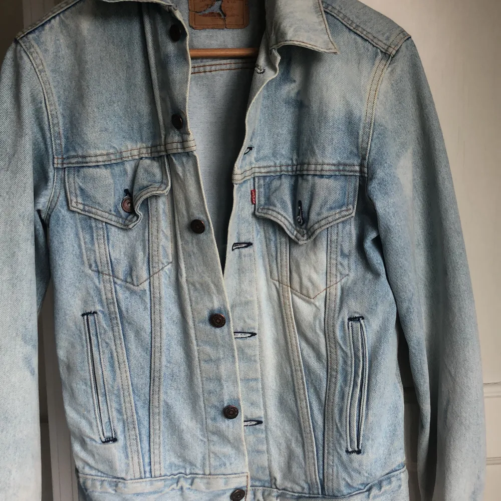 En blå jeansjacka från Levis. Den är köpt vintage för 600kr. Jag tror den skulle blekas och har blivit olika nyanser blått, vilket ger jackan dess charm. säljer pågrund av lite användning och tkr inte den bara ska hängas på galgen:). Jackor.