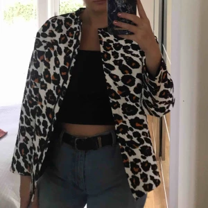  - Säljer denna supercoola jackan då den tyvärr inte används tillräckligt. Den är endast använd ett fåtal gånger och i fint skick! Köparen står för frakten 🥰