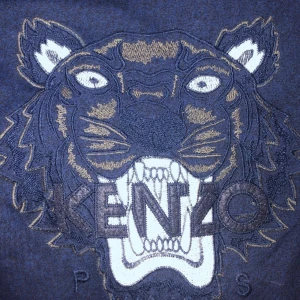 T-shirt från KENZO - Fin marinblå T-shirt från KENZO i storlek M men passar även en S