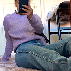 Stickad tröja - Jättefin lila stickadtröja! Passar perfekt en svalare sommarkväll eller som myströja :) 