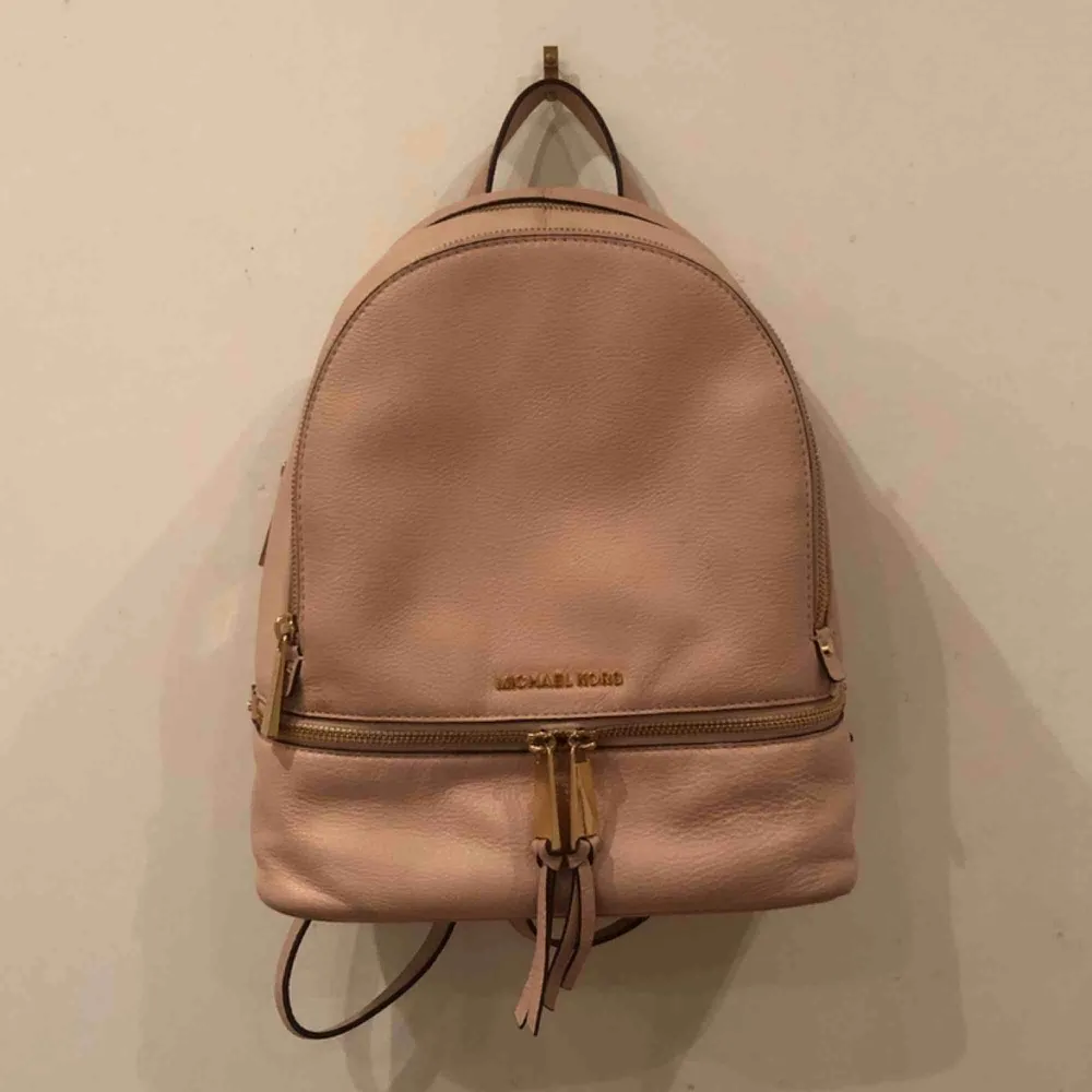Säljer min ryggsäck från Michael Kors då den inte längre kommer till användning! ÄKTA!! Köptes för 4 år sen för 3300kr och den är i mycket fint skick. Färg: soft pink. Budgivning i kommentarerna! Dustbag kan letas fram 💞✨storlek: 25x30x11 cm.. Laukut & Käsilaukut.