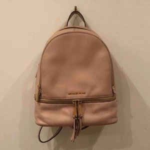  - Säljer min ryggsäck från Michael Kors då den inte längre kommer till användning! ÄKTA!! Köptes för 4 år sen för 3300kr och den är i mycket fint skick. Färg: soft pink. Budgivning i kommentarerna! Dustbag kan letas fram 💞✨storlek: 25x30x11 cm.