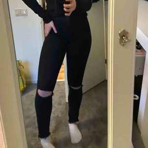  - Pris kan diskuteras!! Svarta slim jeans med hål på knäna från Zara. 