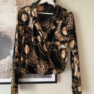  - En sån snygg o bekväm blus. Använd fåtal gånger, så gott som ny✨ Eventuell frakt tillkommer 