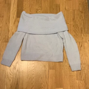 Blå stickad H&M tröja storlek xs - Säljer denna blå stickade tröja från h&m då den sällan kommer till användning. Den är alltså sparsamt använd och därför i ett fint skick! Jag köpte den för ca 1 år sedan. Betalning sker via Swish och frakten ingår inte i priset, skriv privat för mer info!